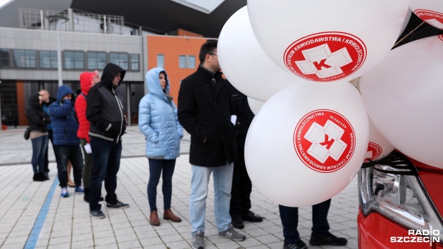 Akcja "Przelewamy krew dla Niepodległej" w Szczecinie. Fot. Weronika Łyczywek [Radio Szczecin] "To niewiele, a może komuś pomóc". Szczecinianie oddawali krew [ZDJĘCIA]