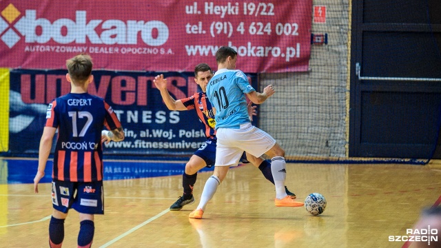 Halowi piłkarze Pogoni 04 pokonali Solne Miasto Wieliczka 6:3 w sobotnim meczu ekstraklasy futsalu. Fot. Olaf Nowicki [Radio Szczecin] Futsal: Pogoń 04 lepsza od Solnego Miasta Wieliczka [ZDJĘCIA]