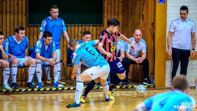 Halowi piłkarze Pogoni 04 pokonali Solne Miasto Wieliczka 6:3 w sobotnim meczu ekstraklasy futsalu. Fot. Olaf Nowicki [Radio Szczecin] Futsal: Pogoń 04 lepsza od Solnego Miasta Wieliczka [ZDJĘCIA]