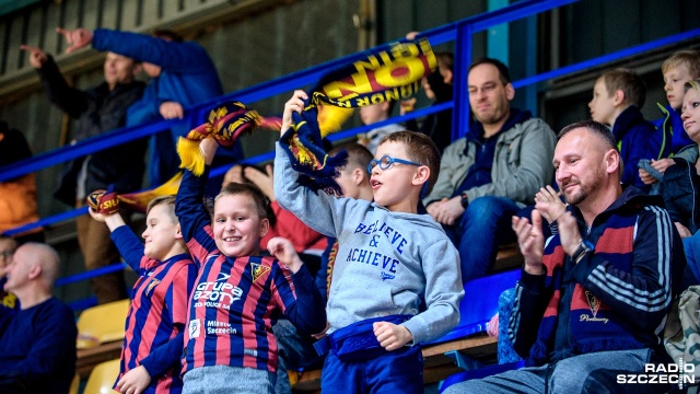 Halowi piłkarze Pogoni 04 pokonali Solne Miasto Wieliczka 6:3 w sobotnim meczu ekstraklasy futsalu. Fot. Olaf Nowicki [Radio Szczecin] Futsal: Pogoń 04 lepsza od Solnego Miasta Wieliczka [ZDJĘCIA]