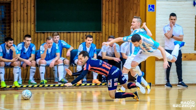 Halowi piłkarze Pogoni 04 pokonali Solne Miasto Wieliczka 6:3 w sobotnim meczu ekstraklasy futsalu. Fot. Olaf Nowicki [Radio Szczecin] Futsal: Pogoń 04 lepsza od Solnego Miasta Wieliczka [ZDJĘCIA]