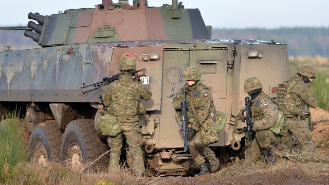 Ponad 400 żołnierzy 12. Brygady Zmechanizowanej i Narodowych Sił Rezerwowych szkoli się na poligonie w Drawsku Pomorskim. Fot. Łukasz Szełemej [Radio Szczecin] Rosomaki, moździerze i snajperzy. Trwają manewry na poligonie w Drawsku [WIDEO, ZDJĘCIA]