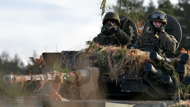 Ponad 400 żołnierzy 12. Brygady Zmechanizowanej i Narodowych Sił Rezerwowych szkoli się na poligonie w Drawsku Pomorskim. Fot. Łukasz Szełemej [Radio Szczecin] Rosomaki, moździerze i snajperzy. Trwają manewry na poligonie w Drawsku [WIDEO, ZDJĘCIA]