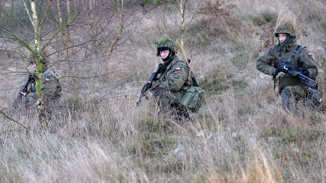 Ponad 400 żołnierzy 12. Brygady Zmechanizowanej i Narodowych Sił Rezerwowych szkoli się na poligonie w Drawsku Pomorskim. Fot. Łukasz Szełemej [Radio Szczecin] Rosomaki, moździerze i snajperzy. Trwają manewry na poligonie w Drawsku [WIDEO, ZDJĘCIA]