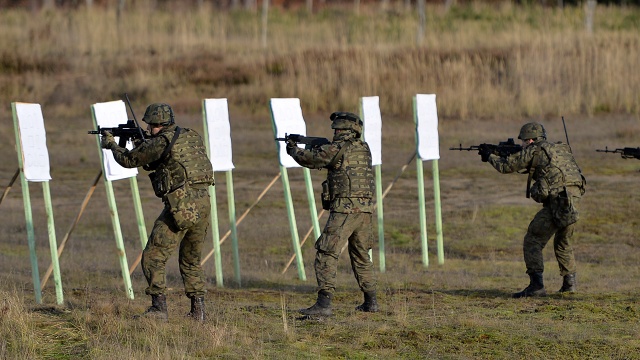 Ponad 400 żołnierzy 12. Brygady Zmechanizowanej i Narodowych Sił Rezerwowych szkoli się na poligonie w Drawsku Pomorskim. Fot. Łukasz Szełemej [Radio Szczecin] Rosomaki, moździerze i snajperzy. Trwają manewry na poligonie w Drawsku [WIDEO, ZDJĘCIA]