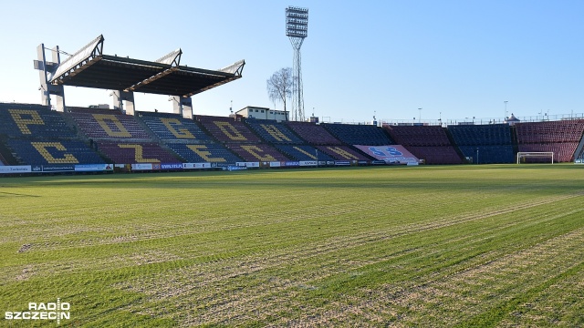 Tony piasku na boisku - tan wygląda w środę stadion, na którym swoje mecze rozgrywa w Szczecinie Pogoń - rozpoczęła się naprawa zdewastowanej murawy. Fot. Łukasz Szełemej [Radio Szczecin] Zdewastowana murawa po meczu Pogoni. Trwają prace na stadionie [ZDJĘCIA]