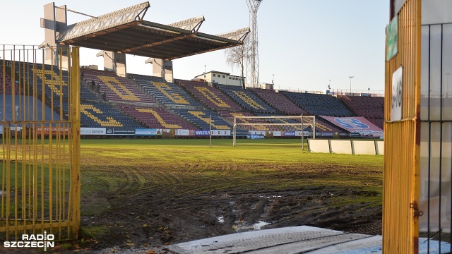 Tony piasku na boisku - tan wygląda w środę stadion, na którym swoje mecze rozgrywa w Szczecinie Pogoń - rozpoczęła się naprawa zdewastowanej murawy. Fot. Łukasz Szełemej [Radio Szczecin] Zdewastowana murawa po meczu Pogoni. Trwają prace na stadionie [ZDJĘCIA]