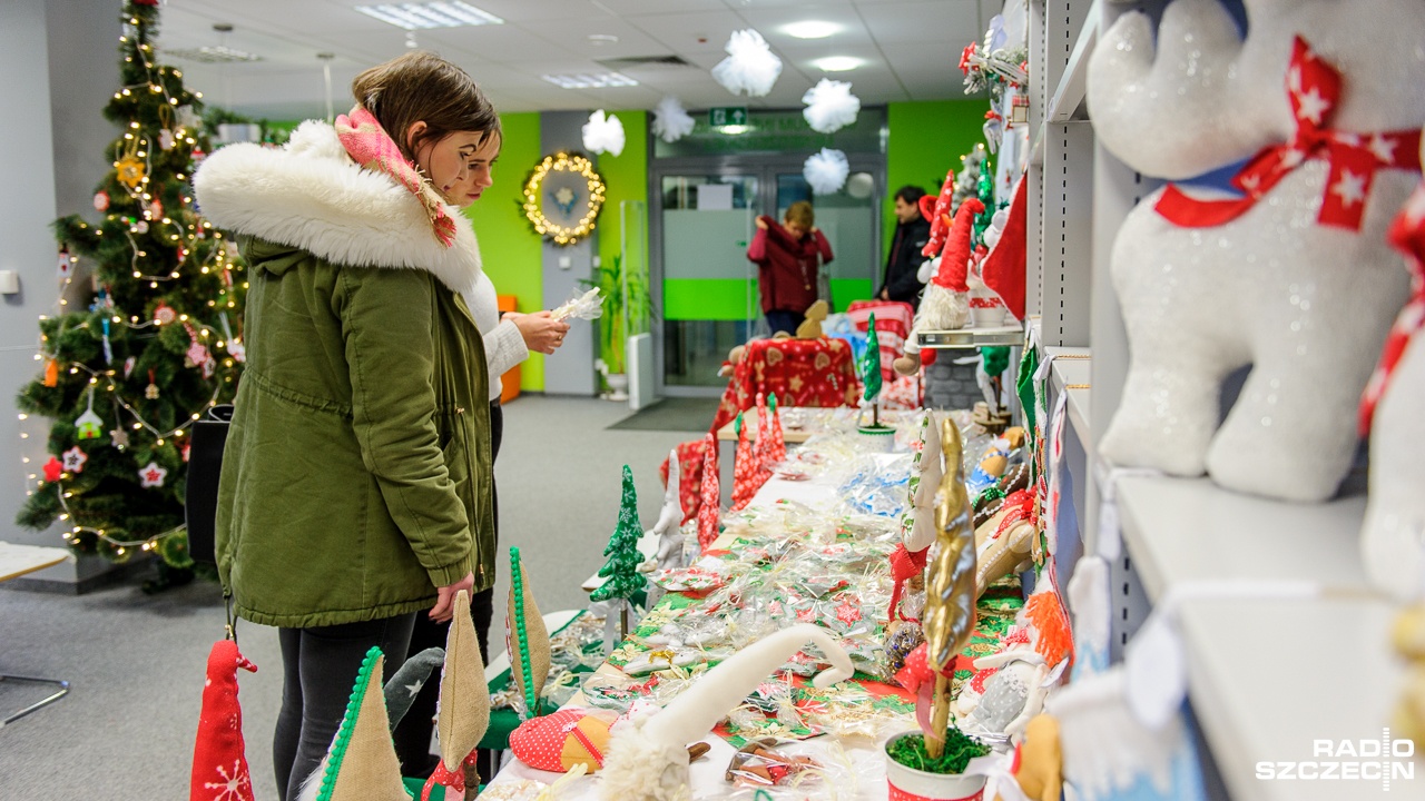 Ręcznie robione choinki, aniołki czy gwiazdki - o godzinie 10 na Wydziale Zarządzania i Ekonomiki Usług Uniwersytetu Szczecińskiego przy ulicy Cukrowej rozpoczyna się Jarmark Rzeczy Cudnych.