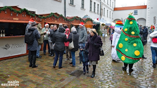 Jarmark świąteczny na Zamku Książąt Pomorskich w Szczecinie. Fot. Łukasz Szełemej [Radio Szczecin] Czuć już klimat świąt. Ruszył jarmark na Zamku [ZDJĘCIA]