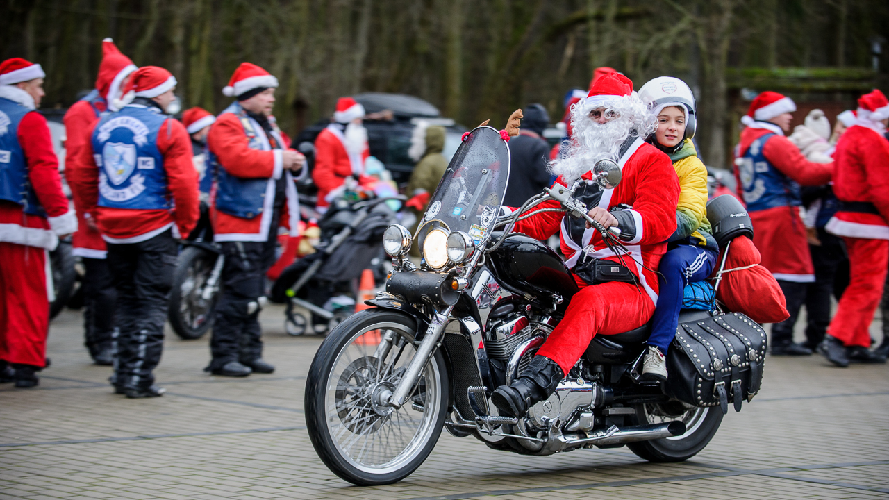 Kilkuset Mikołajów na motocyklach przejedzie w niedzielę przez miasto. W południe z Wałów Chrobrego wyruszy Wielka Parada Motomikołajów.
