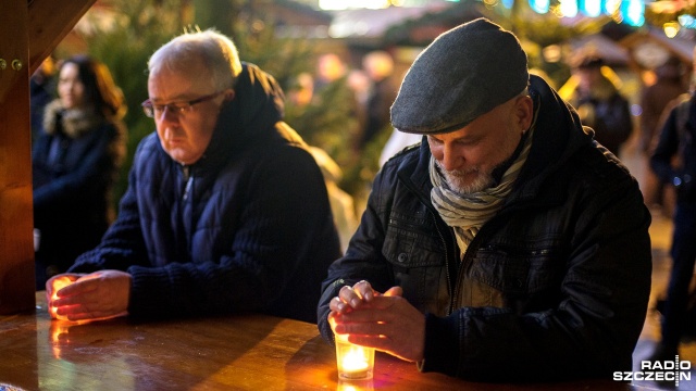 To był ostatni z punktów wtorkowych obchodów 1. rocznicy zamachu terrorystycznego na jarmarku w Berlinie. Fot. Olaf Nowicki [Radio Szczecin] Łańcuch światła w Berlinie. Rok po zamachu terrorystycznym [ZDJĘCIA]