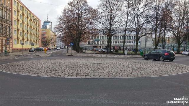 Ulicą Mazurską w Szczecinie gdzie modernizowano nawierzchnię i chodniki można już przejeżdżać płynnie.