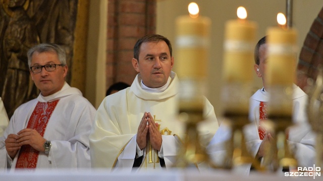 Paweł Woźniak i Caritas Archidiecezji Szczecińsko-Kamieńskiej wyróżnieni przez arcybiskupa Andrzeja Dzięgę.