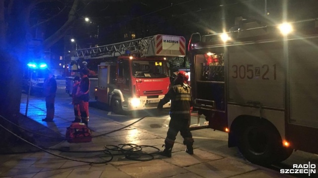 Trzy osoby trafiły do szpitala po pożarze drzwi w bloku przy ulicy Asnyka w Szczecinie. Przed godziną 21 strażacy zostali wezwani do płonącego wejścia do jednego z mieszkań.