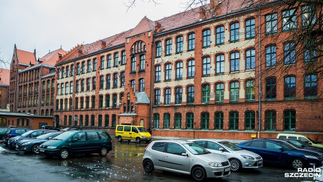 To najnowsze informacje w sprawie nieprawidłowości w Pałacu Młodzieży. Jak informowaliśmy wcześniej, przeprowadzony tam wewnętrzny audyt ujawnił, że ona oraz główna księgowa miały nielegalnie przelać sobie od 2011 roku ponad 210 tysięcy złotych. Po kontroli urząd zgłosił to w prokuraturze.