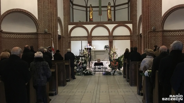 Około 100 osób pożegnało we wtorek byłego dyrektora naczelnego Polskiej Żeglugi Morskiej. Urna z prochami Franciszka Makarewicza spoczęła na Cmentarzu Centralnym w Szczecinie.