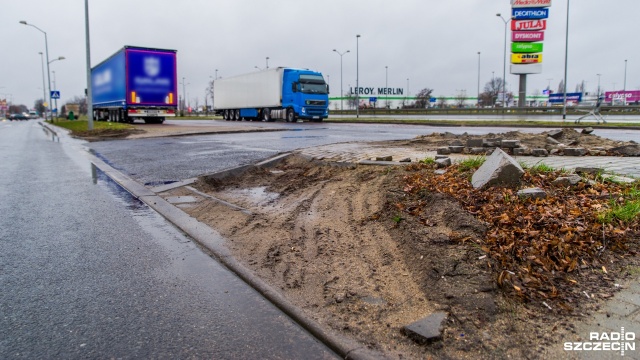 Zapadnięte krawężniki i zniszczony asfalt. Tak wygląda parking przy ulicy Struga, na wysokości sklepu Auchan.