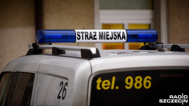 Palił papierosa na przystanku autobusowym, a gdy strażnicy miejscy chcieli wypisać za to mandat, w obronie mężczyzny stanęła jego partnerka: i teraz kobieta odpowie za czynną napaść i znieważenie funkcjonariuszy.