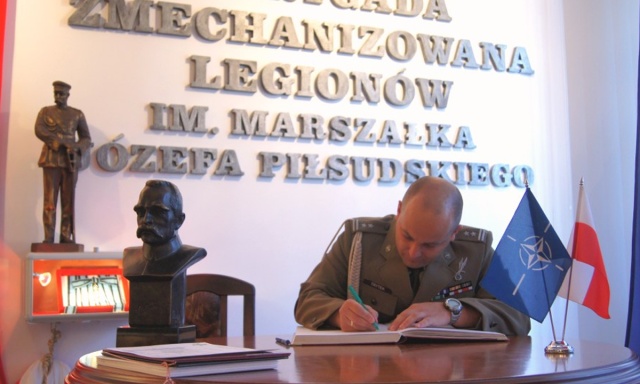 Dotychczasowego szefa 12 Brygady Zmechanizowanej, generała Dariusza Górniaka zastąpi pułkownik Piotr Trytek, pełniący dotychczas służbę w Sztabie Generalnym Wojska Polskiego.