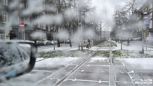 Padający od rana śnieg utrudnia ruch na ulicach Szczecina - alarmuje nasza słuchaczka.