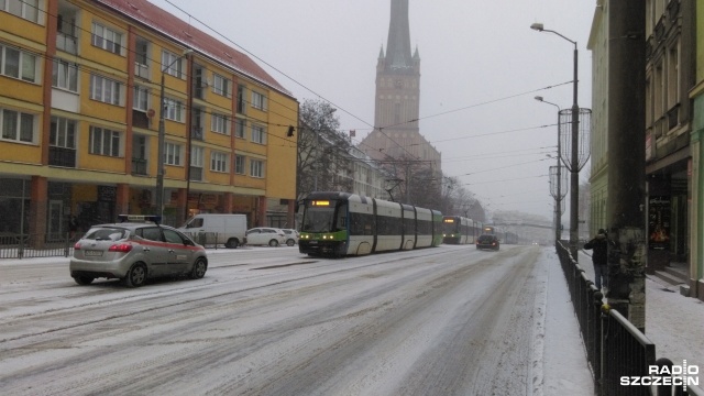 Zima daje się we znaki pasażerom komunikacji miejskiej w Szczecinie. Przez ponad pół godziny w sobotę zablokowany był ruch tramwajów linii 2, 7 i 8 na ulicy Wyszyńskiego w stronę centrum miasta.