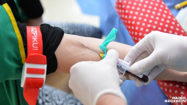 Blisko 900 osób zarejestrowało się w sobotę w bazie potencjalnych dawców szpiku kostnego w Szczecinie. To w ramach akcji poszukiwania bliźniaka genetycznego dla 29-letniej Anny Gapińskiej, szczecinianki zmagającej się z ostrym przypadkiem białaczki szpikowej.