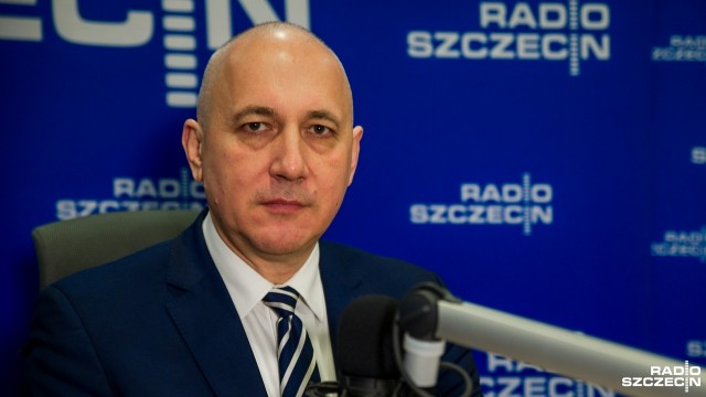 Opinię prawną o nieważności głosowania nad budżetem, którą dysponuje Platforma Obywatelska, a która podważa legalność uchwalenia budżetu, nie jest bezstronna, bo napisali ją zdeklarowani przeciwnicy partii rządzącej - mówił we wtorek w Radiu Szczecin wicemarszałek Sejmu Joachim Brudziński.