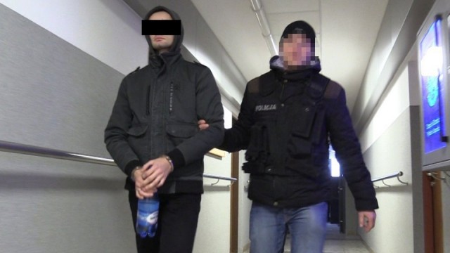 Centralne Biuro Śledcze Policji informuje o rozbiciu grupy pedofilów. Jej członkowie mieli dzielić się materiałami pornograficznymi z udziałem dzieci.