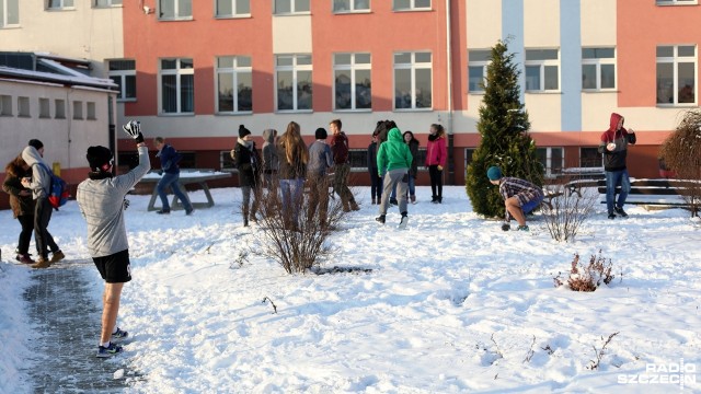 W czapkach, rękawiczkach, ale bez kurtek - tak uczniowie Gimnazjum nr 20 w Szczecinie spędzają jedną przerwę dziennie. Ma to służyć zdobywaniu odporności, ale także dobrej zabawie.