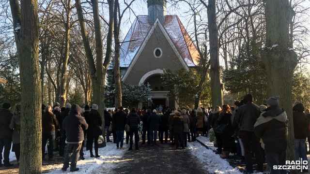 Pogrzeb brutalnie zamordowanego 19-latka odbył się we wtorek w Świnoujściu. Urna z prochami Piotra Wawrzynowicza spoczęła na cmentarzu przy ul. Karsiborskiej. W uroczystościach wzięło udział kilkaset osób.