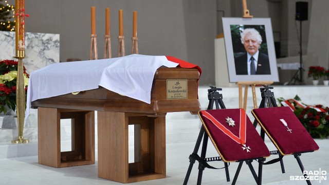 W obecności najwyższych władz państwowych, z asystą wojska i przy akompaniamencie pieśni patriotycznych odbyły się we wtorek uroczystości pogrzebowe Longina Komołowskiego. Polacy pożegnali byłego wicepremiera, ministra pracy, człowieka Solidarności i opiekuna Polonii. Opozycjonista spoczął w Panteonie Wielkich Polaków w Świątyni Opatrzności Bożej w warszawskim Wilanowie.