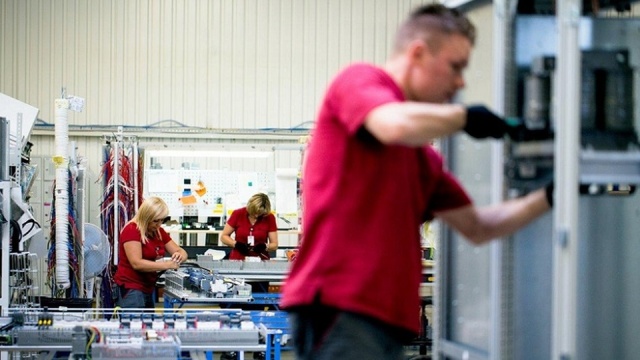 Z czego składa się szafa sterownicza wiatraka i jak wygląda praca montera na linii produkcyjnej - m.in. tego dowiedzą się uczniowie Zespołu Szkół nr 2 w szczecińskim Dąbiu. Firma KK Wind Solutions objęła patronatem wszystkie cztery roczniki klasy o profilu technik urządzeń i systemów energetyki odnawialnej.