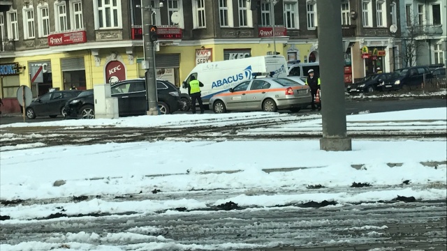 Kobieta została ranna w wypadku w centrum Szczecina. W środę przed godz. 12 na placu Kościuszki zderzyły się dwa samochody osobowe.