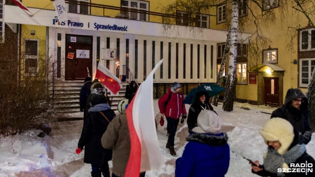 Grupa 15 osób protestowała przed siedzibą Prawa i Sprawiedliwości w Szczecinie. To manifestacja zwolenników Komitetu Obrony Demokracji.