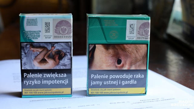 Zdjęcia zniszczonych płuc, czy plującej krwią kobiety pojawiły się na paczkach sprzedawanych w Polsce papierosów. Paczki papierosów z drastycznymi grafikami już trafiają do sklepów i kiosków, ale raczej nie trafiają do wyobraźni palaczy.