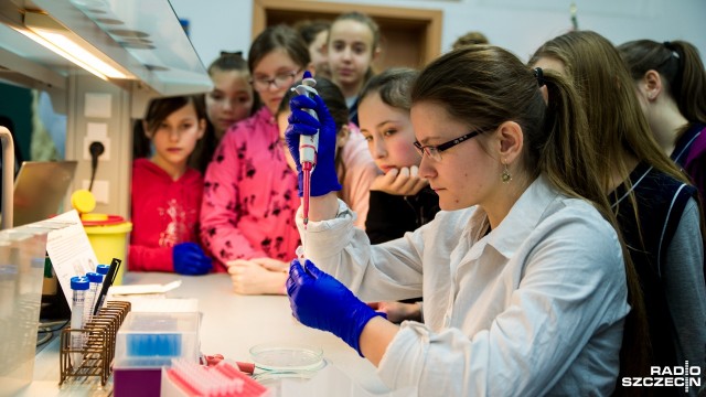 Można na chwilę zostać detektywem i badać ślady krwi lub wyizolować własne DNA - to wszystko czeka na uczestników Nocy Biologów w Szczecinie.