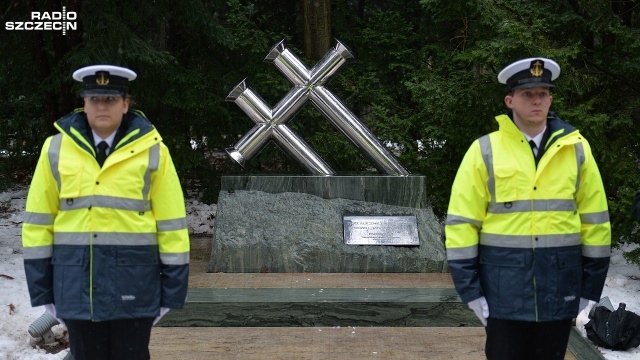 Kilkadziesiąt osób na szczecińskim cmentarzu wzięło udział w obchodach 24. rocznicy jednej z największych tragedii w dziejach polskiej żeglugi handlowej.