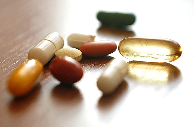 Reklamy nie powinny wprowadzać pacjentów w błąd - uważa wiceminister zdrowia Krzysztof Łanda i przygotowuje dużą nowelizację prawa farmaceutycznego. Ma ona uregulować rynek reklam leków i farmaceutyków.