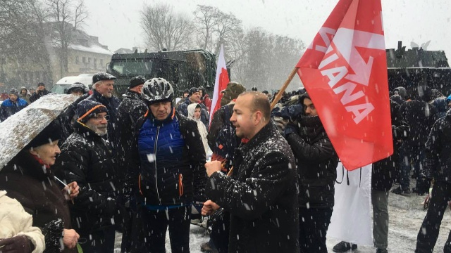 Kilku zwolenników partii Zmiana z transparentami przyszło na Jasne Błonia podczas symbolicznego powitania amerykańskich żołnierz.