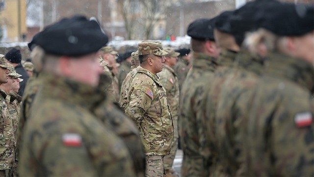 Polska weszła do pierwszej ligi NATO - tak przyjazd wojsk amerykańskich do naszego kraju skomentował poseł rządzącego Prawa i Sprawiedliwości. Mniej entuzjastyczni byli politycy Kukiz03915 czy też PSL-u. O powitaniu żołnierzy z USA rozmawiali goście radiowej Kawiarenki politycznej.