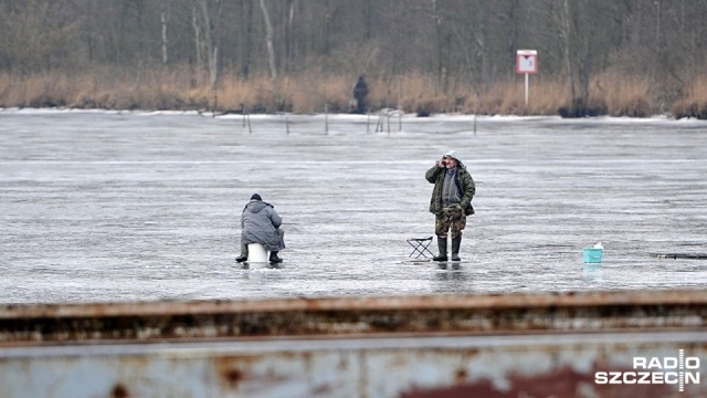 Dwaj wędkarze wpadli do jeziora pod Wałczem, po tym jak załamał się pod nimi lód.