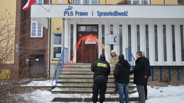 Wejście do siedziby Prawa i Sprawiedliwości w Szczecinie zdewastowane. Ktoś oblał je czerwoną farbą. Najprawdopodobniej stało się to w nocy.