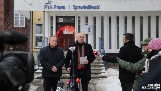Apel Prawa i Sprawiedliwości związany jest ze zdewastowaniem wejścia do szczecińskiej siedziby partii przy ulicy Mickiewicza. Nieznany dotąd sprawca oblał drzwi i elewację budynku czerwoną farbą. Postępowanie w tej sprawie prowadzi policja.