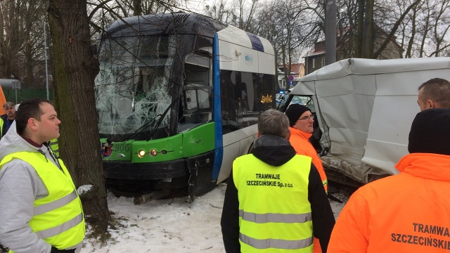 Samochód zderzył się z tramwajem na ulicy Żołnierskiej w Szczecinie. Tramwaj wypadł z szyn.