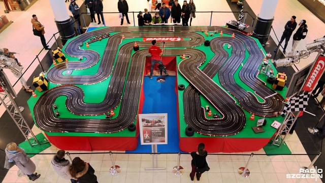 Miniaturowymi bolidami podobnymi do tych z Formuły 1 mogą pościgać się szczecinianie w Galerii Kaskada. W czwartek na parterze centrum handlowego stanął blisko 70-metrowy tor wyścigowy. To w ramach zawodów pod hasłem Wyścig Mistrzów.