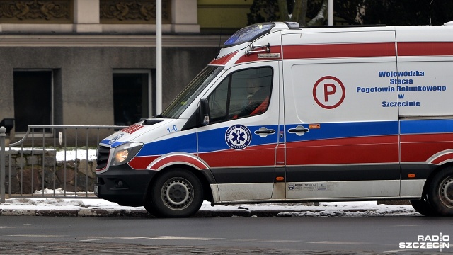 Ciężarówka zderzyła się z samochodem osobowym u zbiegu ul. Gryfińskiej i Struga na wjeździe do Szczecina. Jedna osoba została ranna.