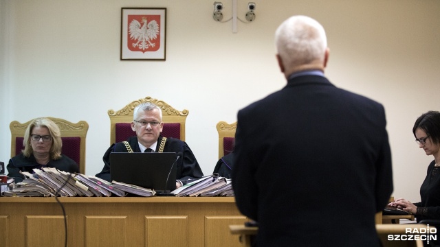 Działania Skarbu Państwa były sprzeczne z interesem stoczniowej spółki - uważa były wiceprezes Porty Holding SA Grzegorz Huszcz. W piątek zeznawał on w procesie zbiorowym byłych akcjonariuszy Stoczni Szczecińskiej przeciwko Skarbowi Państwa. Rozprawa odbywa się przed Sądem Okręgowym w Szczecinie.
