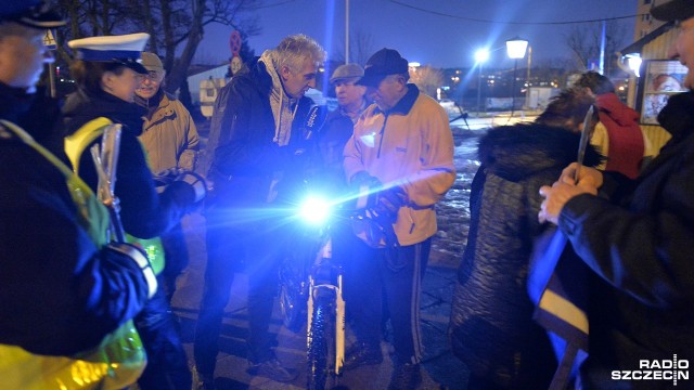Odblaski od policjantów otrzymali w piątek seniorzy ze Szczecina. To z okazji Dnia Babci i Dnia Dziadka, które przypadają w sobotę i w niedzielę.