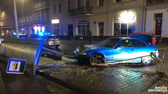 Kierowca BMW wjechał w wiatę przystanku tramwajowego przy skrzyżowaniu al. Bohaterów Warszawy z ul. Mickiewicza w Szczecinie. Do zdarzenia doszło po godz. 1 w nocy z soboty na niedzielę.