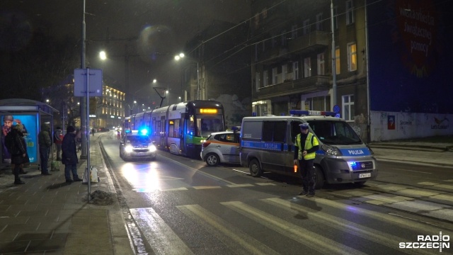 Samochód osobowy potrącił przechodzącego przez jezdnie mężczyznę. Stało się to około godziny 17.40 na alei Wyzwolenia przy przystanku tramwajowym w pobliżu dawnego szpitala kolejowego w Szczecinie.
